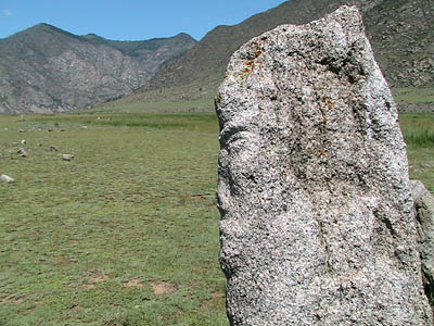 Лицо Алтая. Каменная баба после перевала Чике-Таман, где дорога входит в долину Катуни.